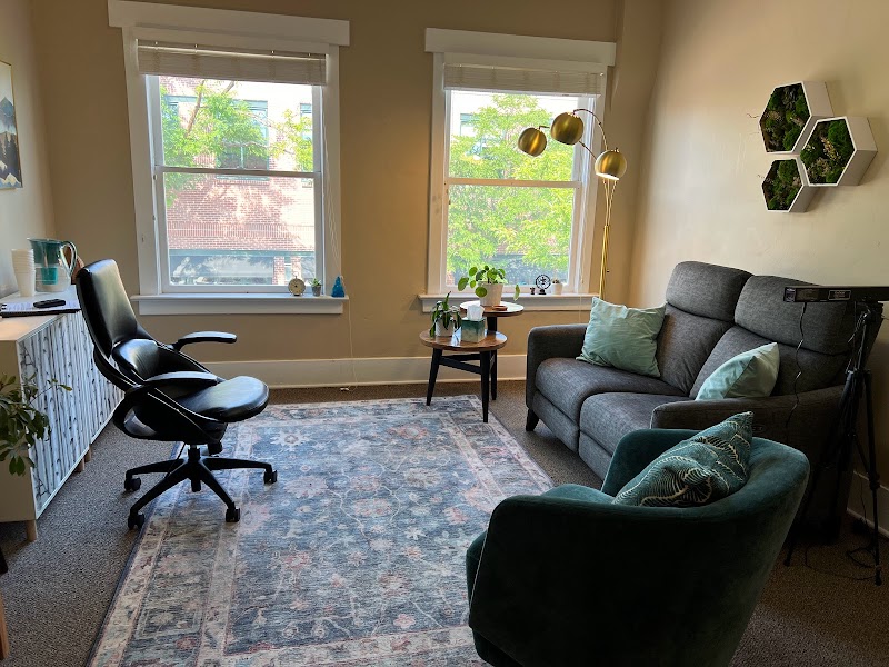 Maggie Young, LCSW, CHT, EMDR Certified Clinician and Consultant, Ketamine-Assisted Psychotherapist